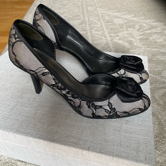 Fioni Night black lace and gold heels. Barely worn. - Picture 2 of 5
